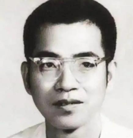 1953年，陈景润毕业后分到北京四中教书 学校却因口齿不清辞退他。之后他摆摊租书