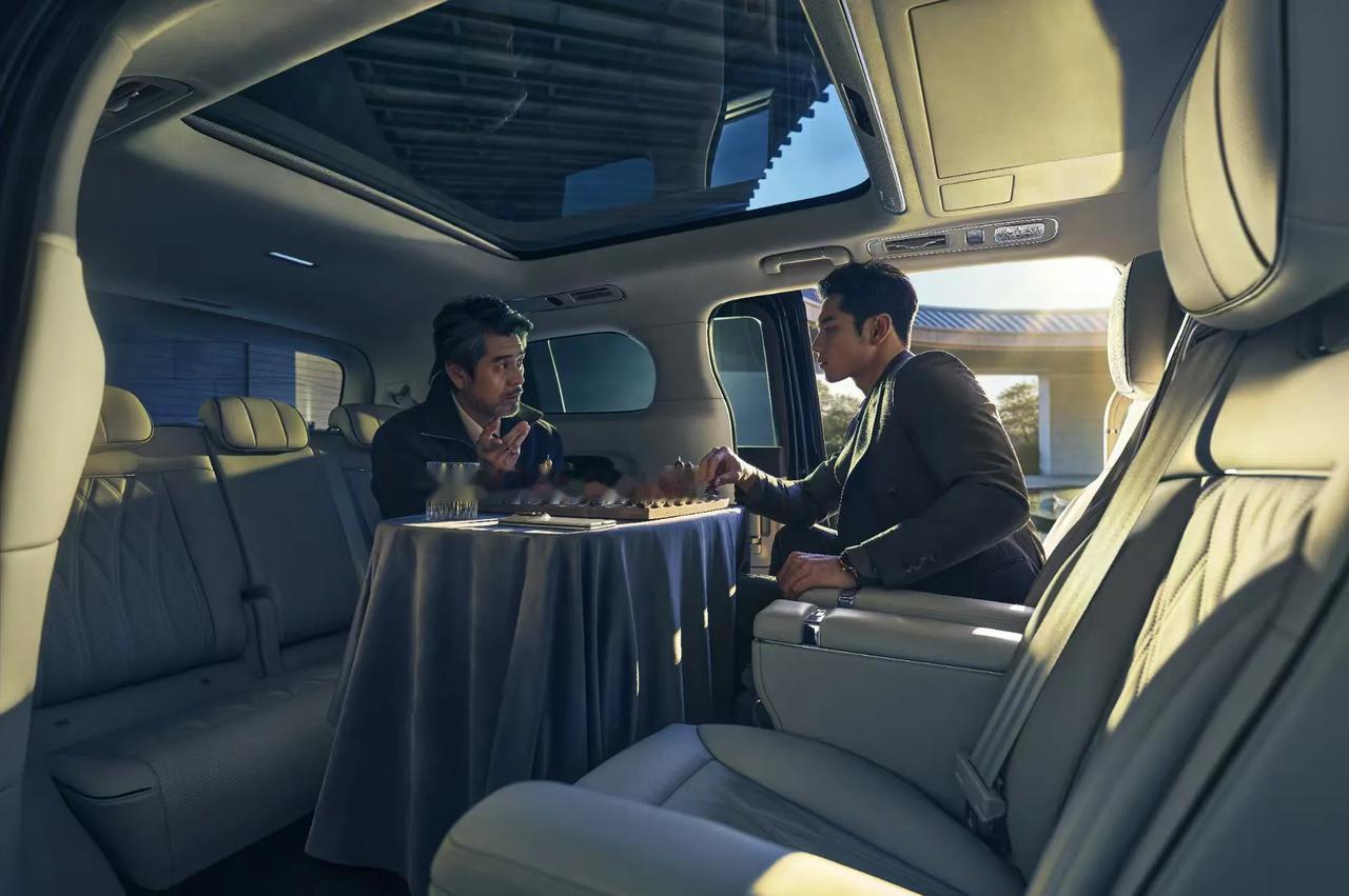 2026 年 5 月 15 日，鸿蒙智行旗下旗舰 MPV 智界 V9 正式上市，