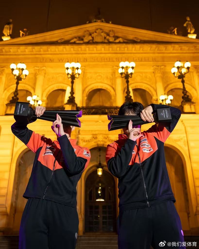 早田希娜WTT女单冠军赛后两位冠军城市宣传照这个POSE啥意思？（图片来自WTT