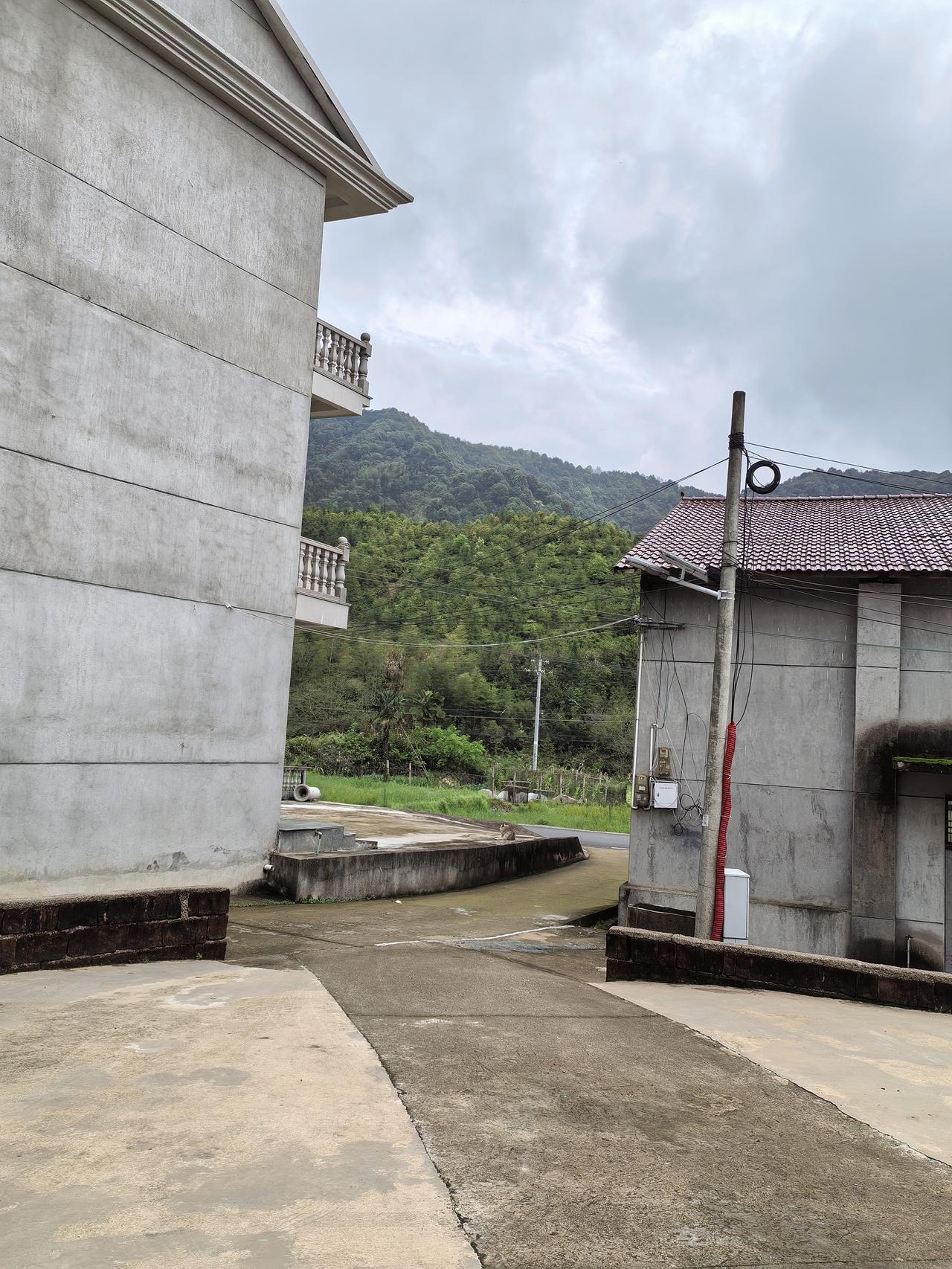 江西上饶老家农村所空气质量是真好，山好树好，空气清新，村子被山给包围的，村里生态