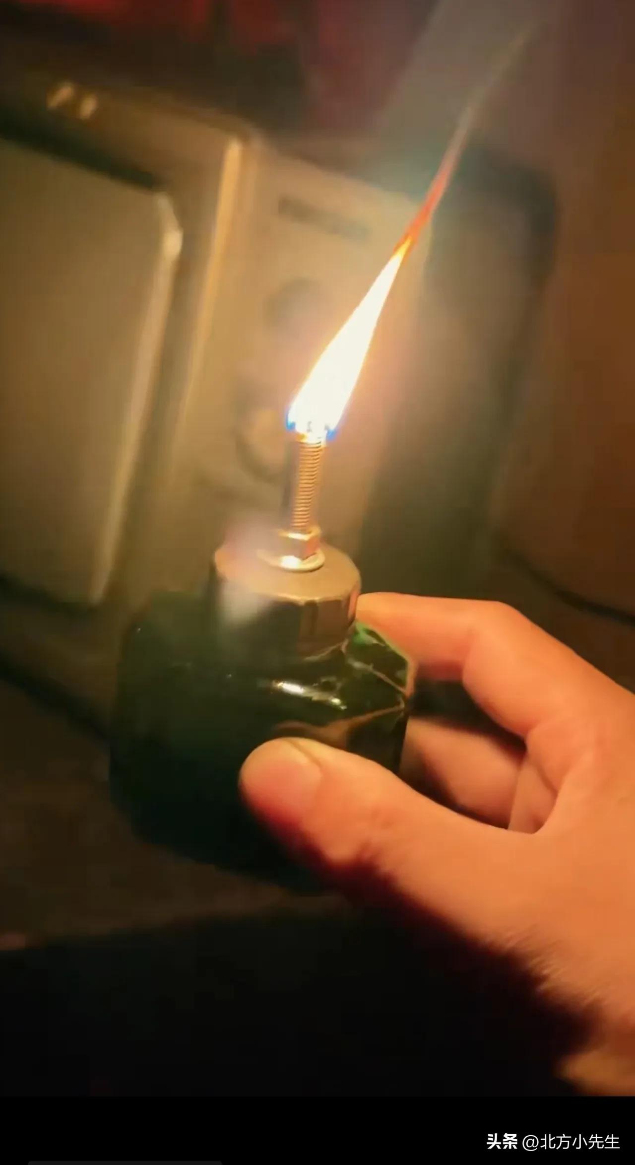 现在很少停电了，但是我们小时候可是经常停电的。那个时候停电以后，我们就会点亮煤油