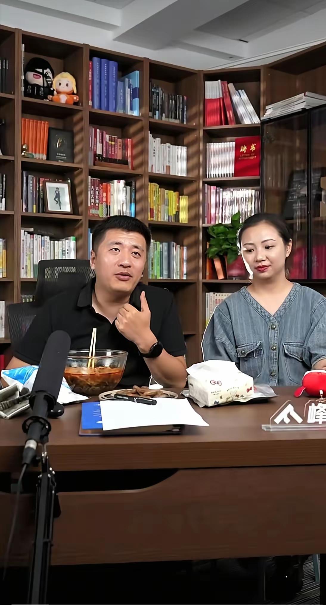 张雪峰公司的001号员工万霞，刚开始应聘时工资只有3500，她觉得有点少，可她男