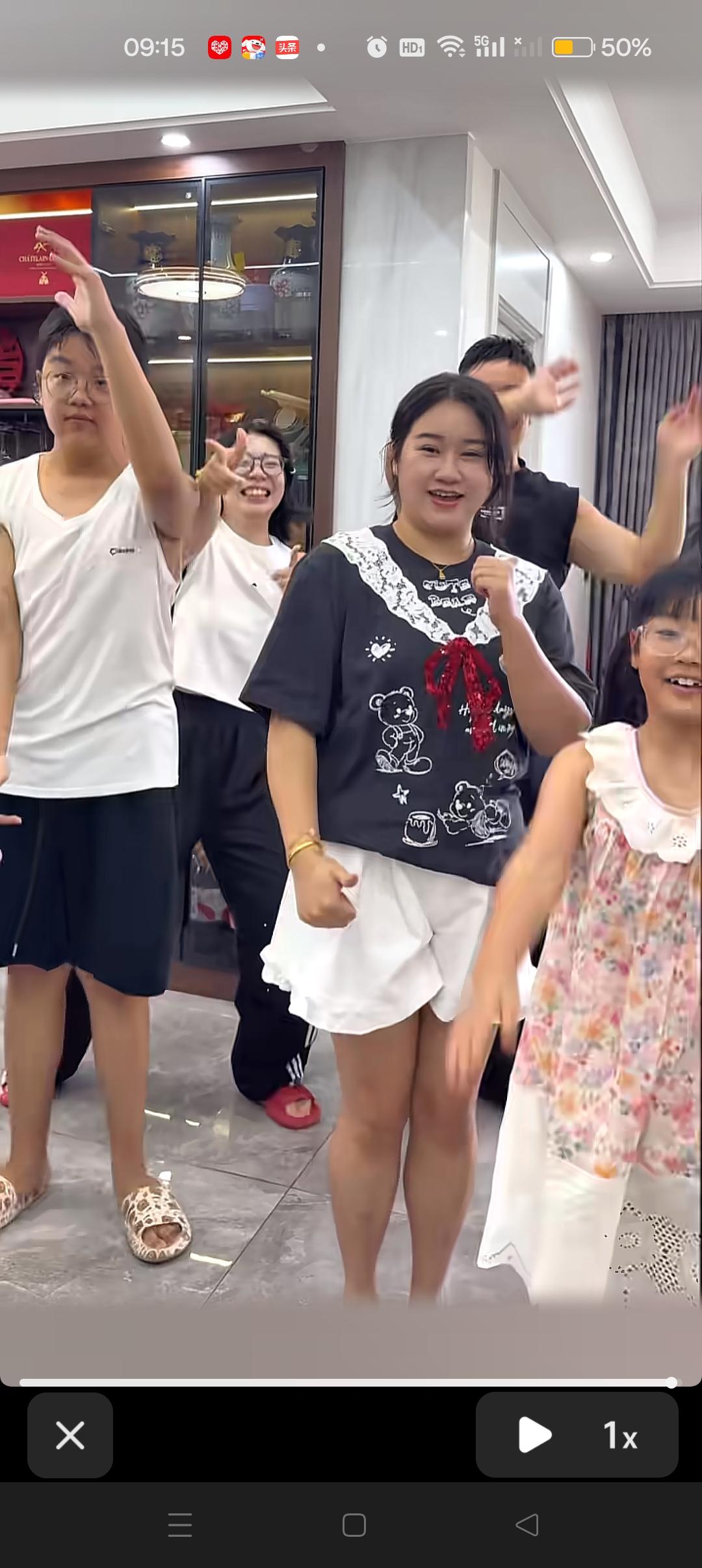 历家大嫂带小姑子回娘家蹭吃蹭喝，好欢乐呀，蹦哒蹦哒😍


 看看大历和岳父岳母