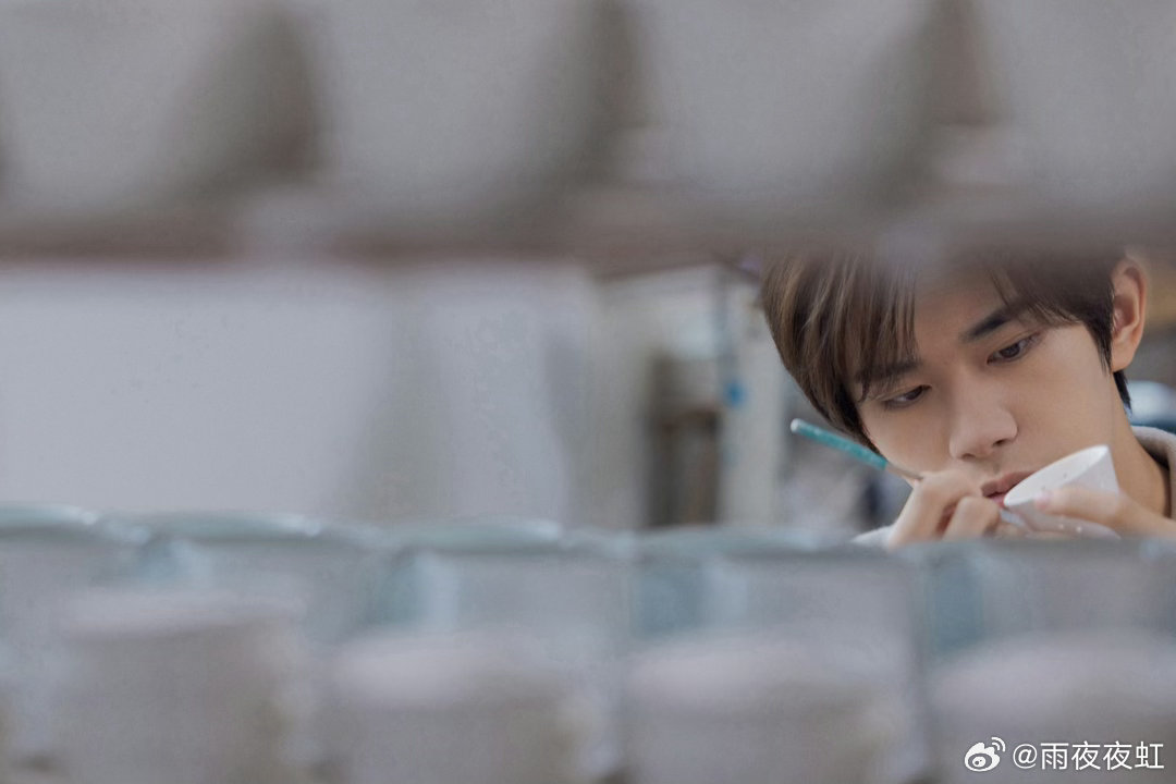 易烊千玺春日限定花絮 他好像很享受春天的阳光，整个人都在发光，那种放松的状态隔着