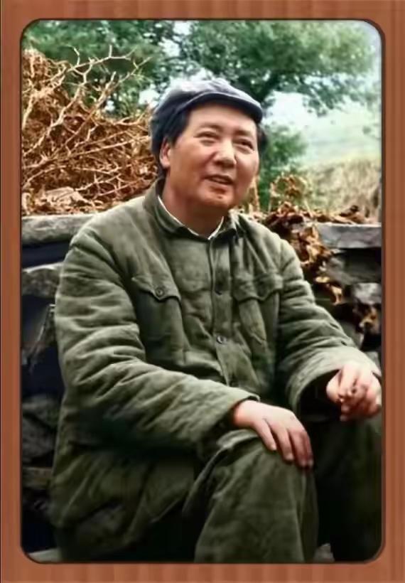 今天，偶然翻开旧相册，一张泛黄的老照片瞬间揪住了我的心。

那是延安时期的毛主席