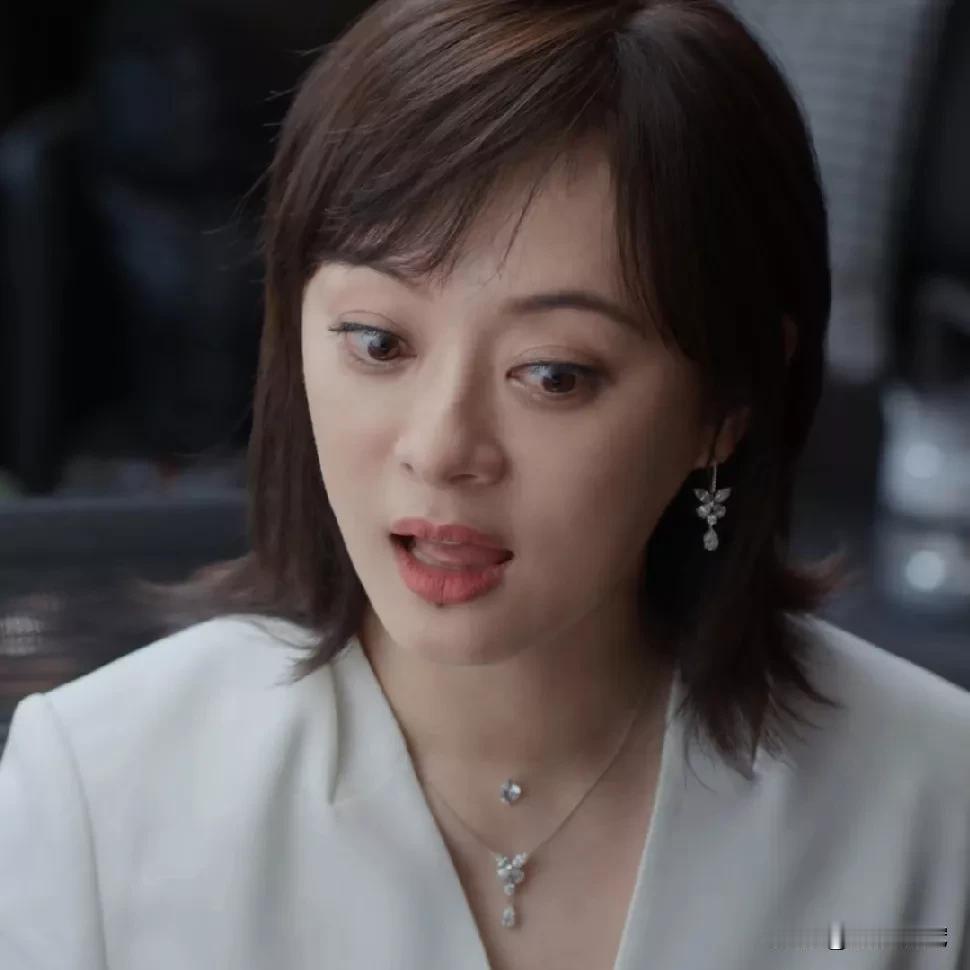 孙俪新剧果然是“错付了”，妆造这么女人依然救不了她爱伸下巴演瞳孔地震，就像邓超披