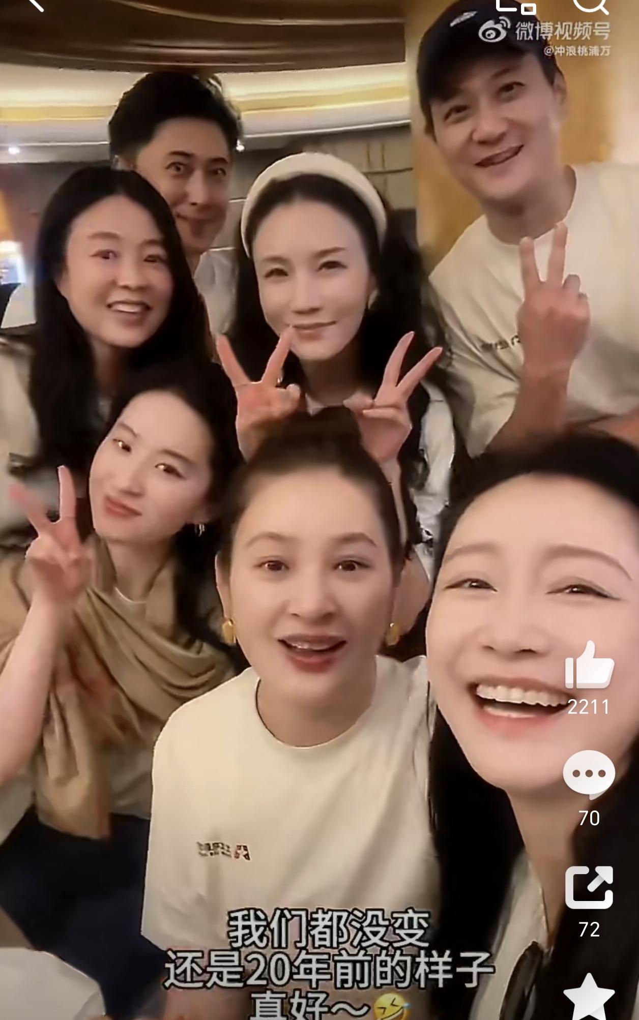 真的不服不行，
刘亦菲和同学聚会的一起拍照视频里，
她真的是最显年轻的那一个了，