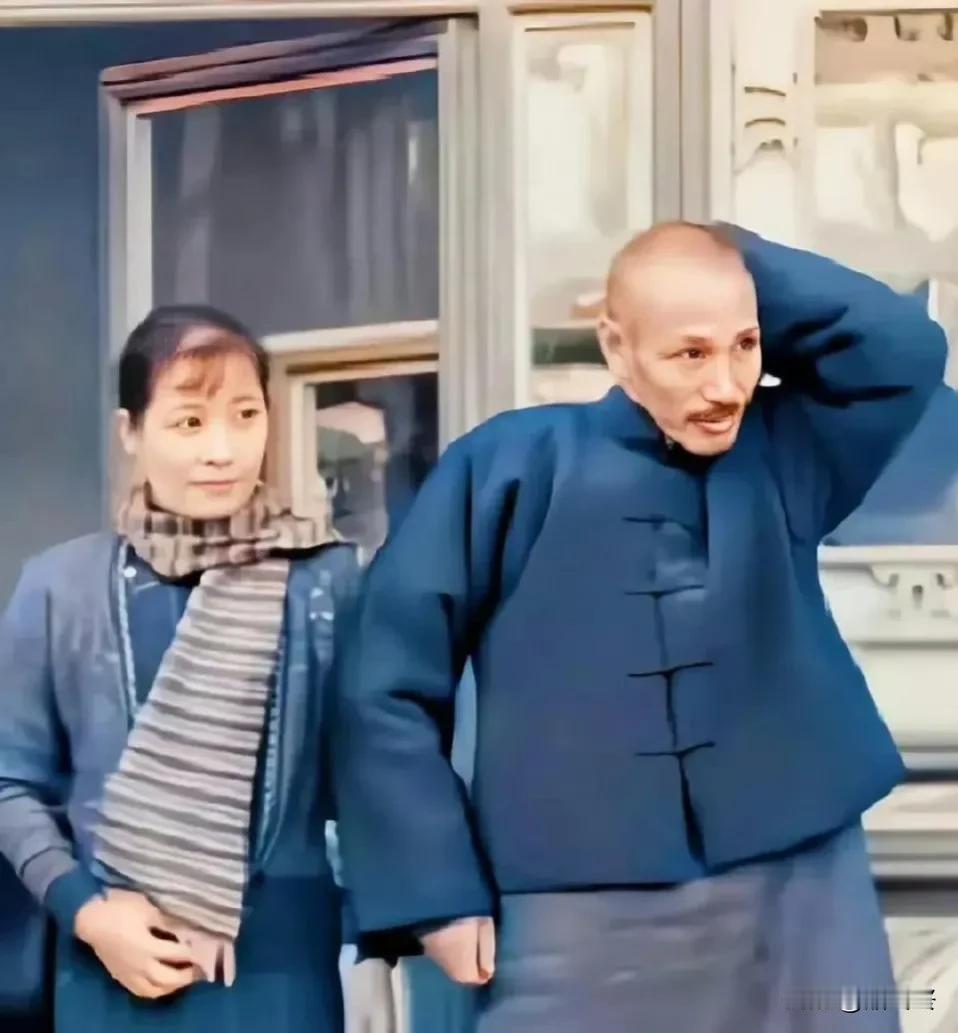 蒋介石携新婚妻子宋美龄回娘家看望岳父岳母。听到岳父岳母说:“新时代了，就不要行跪