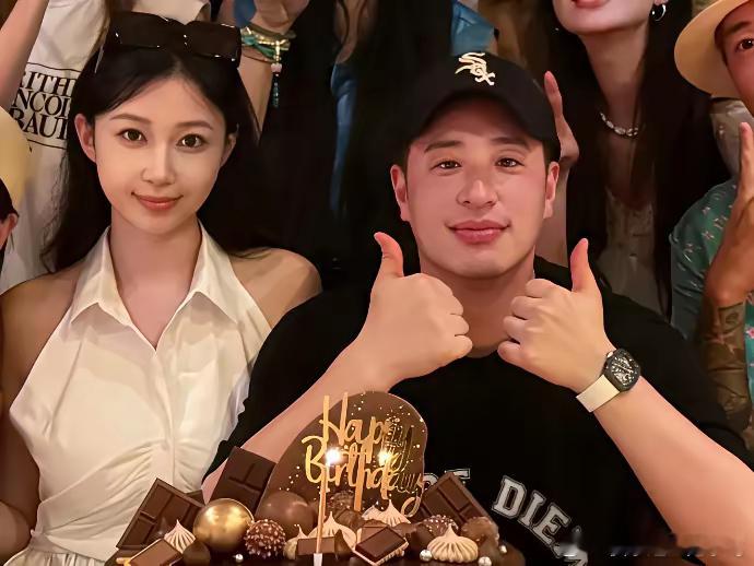 方媛和宣云的长相不科学，她们明明没有血缘关系，却长得特别像，连笑的表情都是一样的