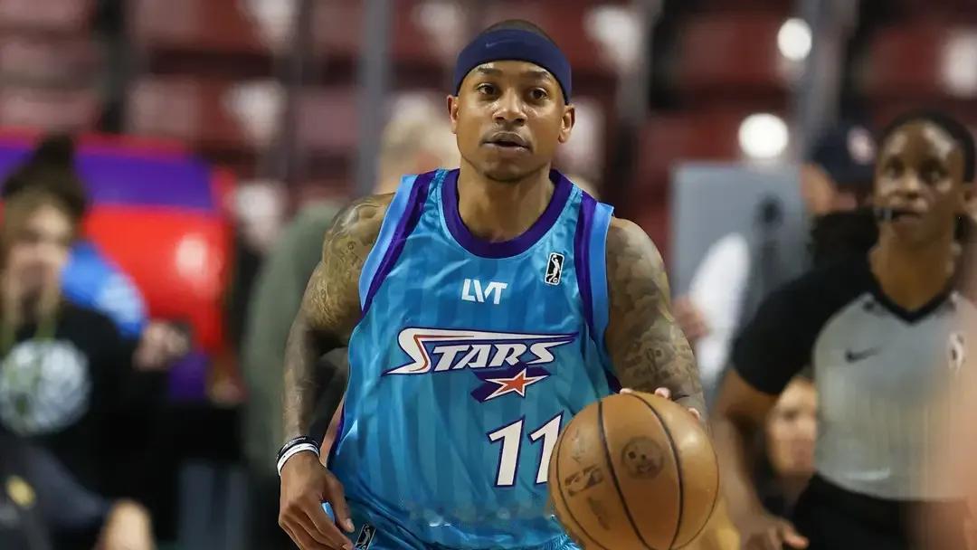 首发三后卫，替补三后卫，小托马斯加盟太阳，防守靠杜兰特？
第一，太阳首发阵容，布