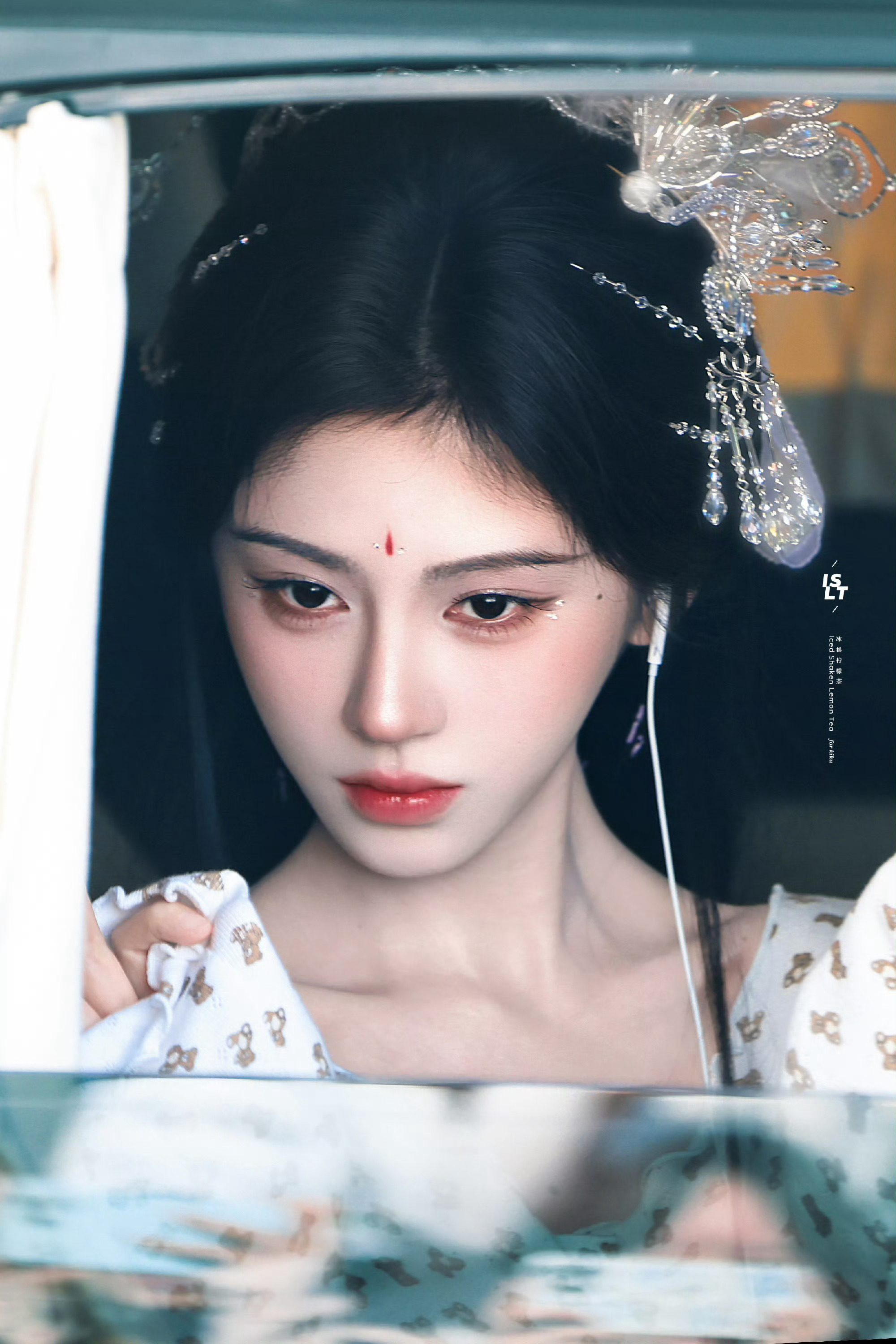鞠婧祎阿黛 jjy鞠婧祎来战 “荒芜的平原开满玫瑰，你来时花已绽放无关四季” 