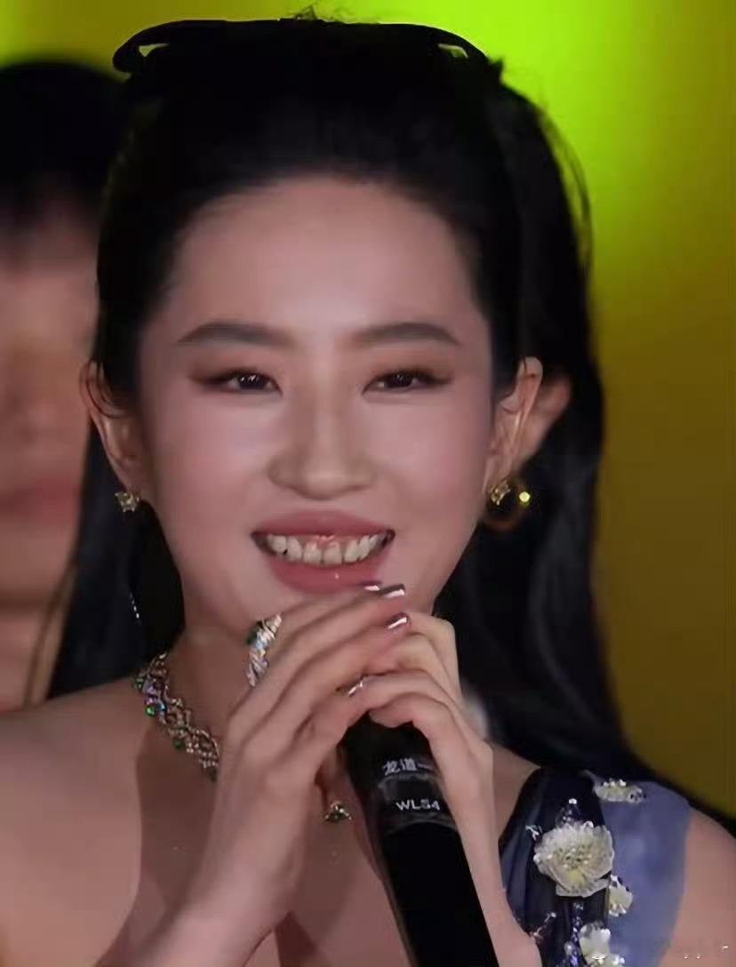 李登科聊刘亦菲7折捡漏刘诗诗代言刘亦菲看着美//ji华//裔身份拿了内🐟多少东