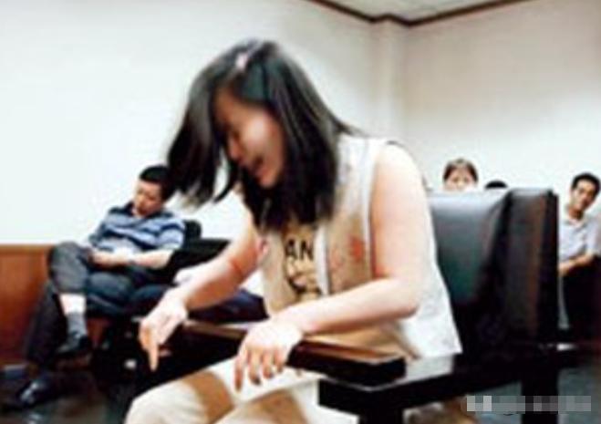 2006 年，法庭审判中，死刑犯刘晶晶在被带至法庭时情绪极度失控，她语无伦次，泪