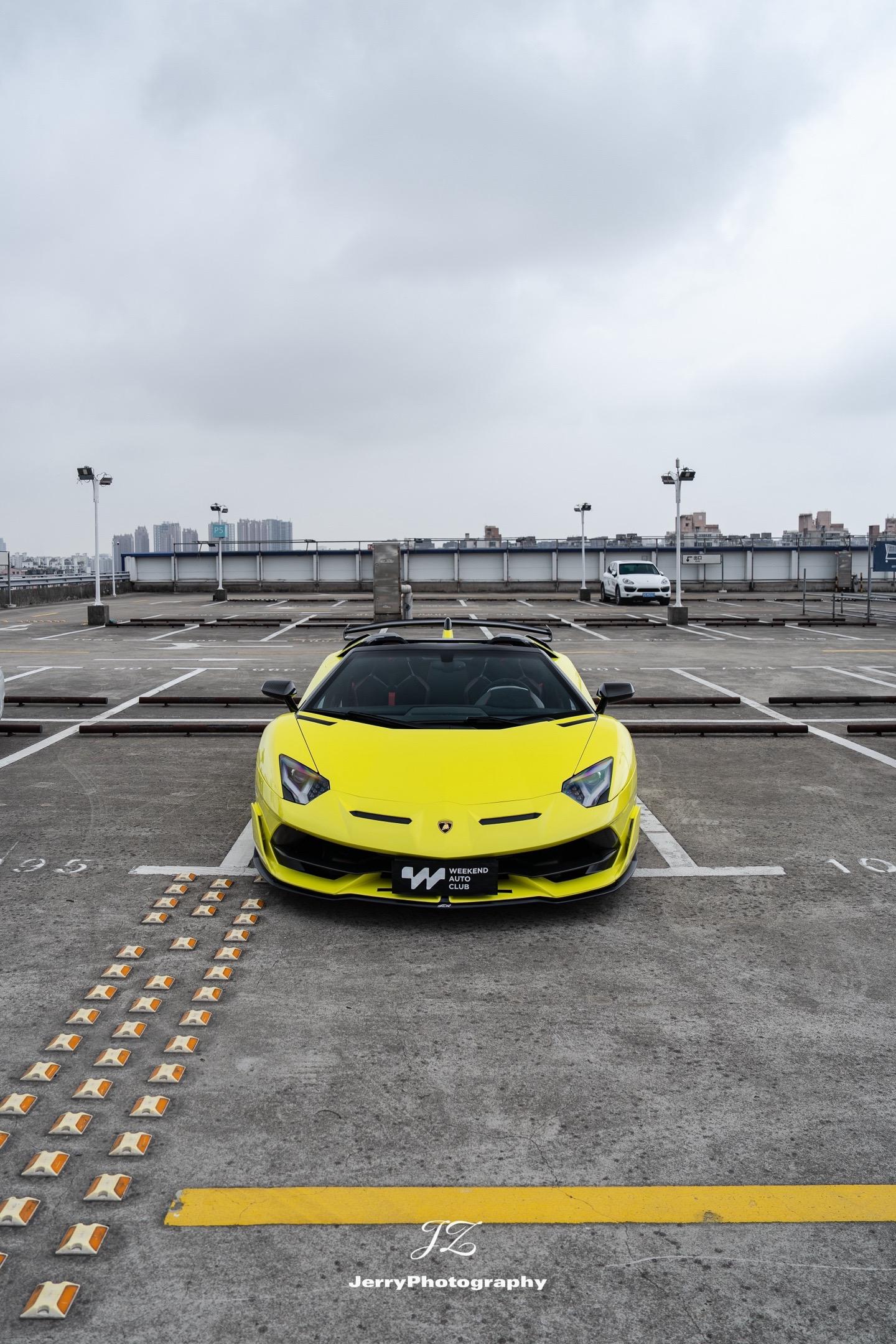 SVJ Roadster.卸下引擎盖的蛮牛