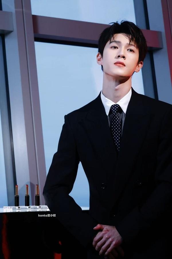 tf的李昀锐真是别有一番风味，拿起酒杯的时候太松弛太迷人了，李昀锐状态咋这么好 