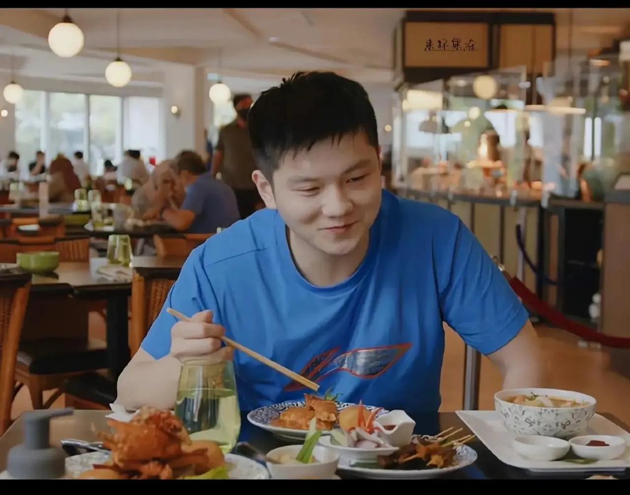 看小吃货的那种满足、那样开心的表情就证明亚运村的伙食不错！反正不用自己花钱吃烤肉