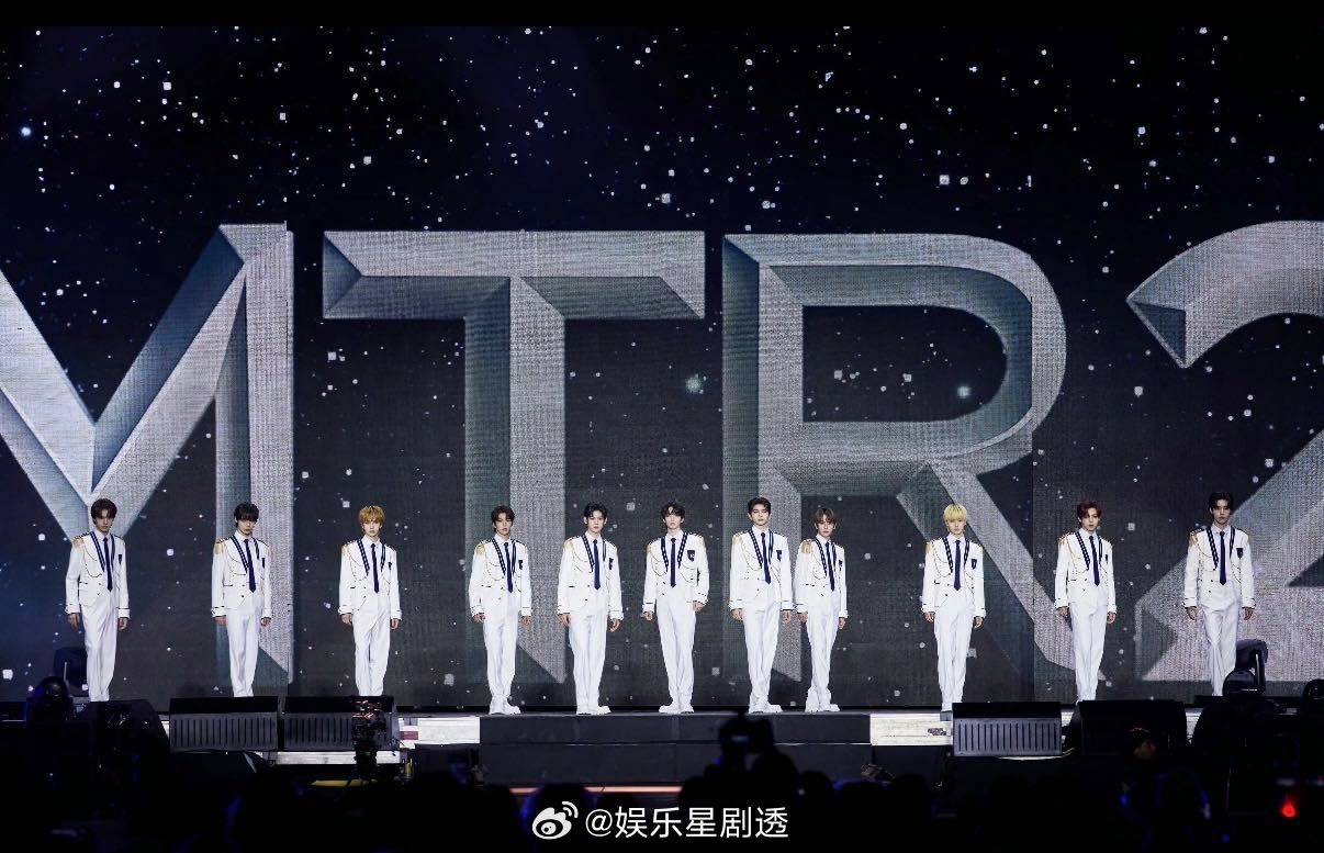 一张票看两个家族演唱会 谁懂JYP和SM家族齐聚的含金量！TWICE的元气、IT