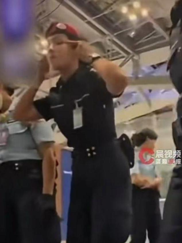“泰” 敢了！

 
7 月 29 日深夜 23 点，泰国曼谷素万那普机场，泛白