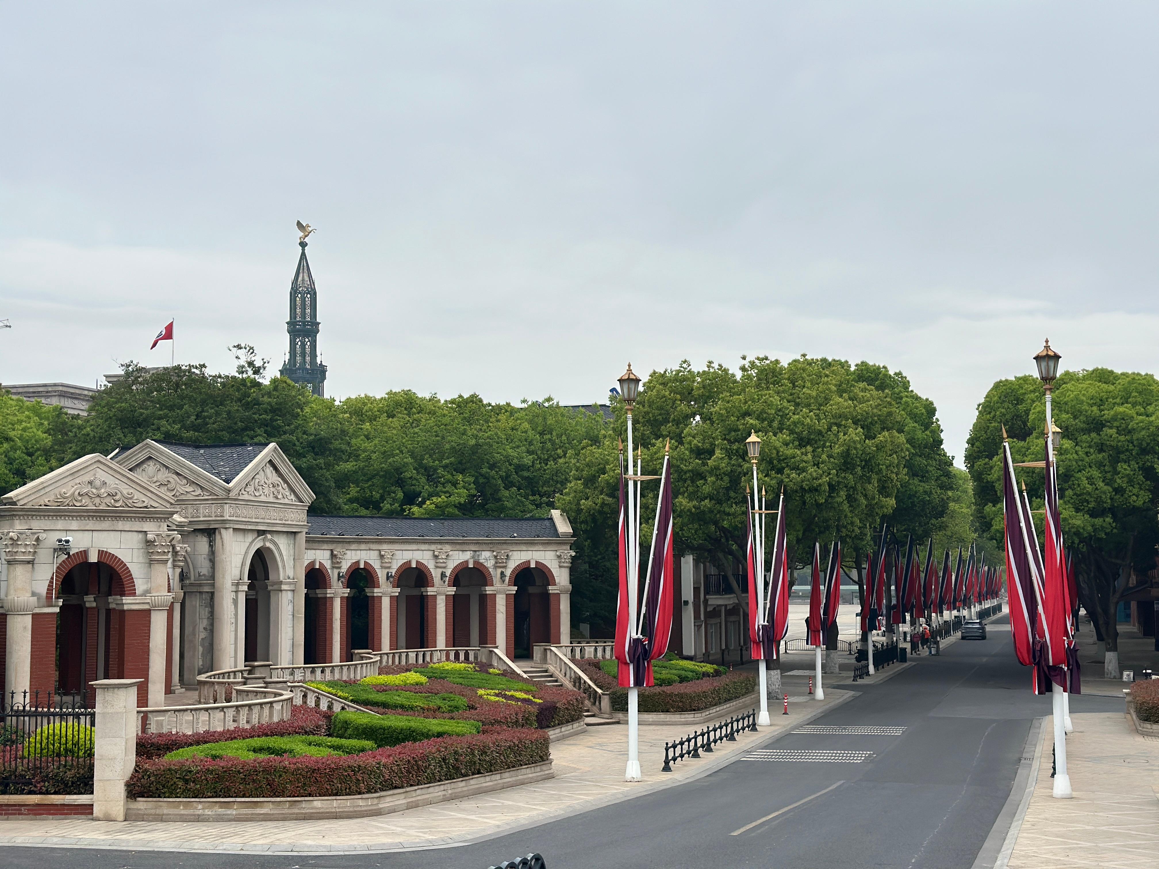 清晨在度假村里遛个弯儿，恍若红土赛季到了提前来欧洲了，只不过是money特别ne