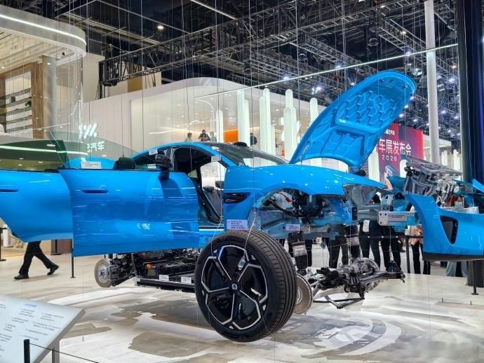 小米汽车毫无疑问是本届北京车展的“顶流”之一。开幕首日雷军站台两小时，展台人潮涌