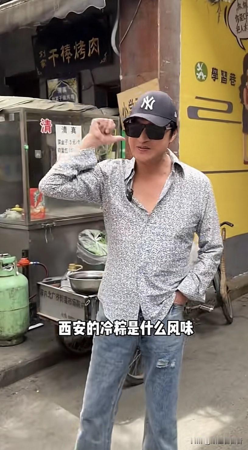 小马哥马景涛如今是走到哪吃到哪，今天他去吃了西安凉粽，这是他第一次吃凉粽，说句实