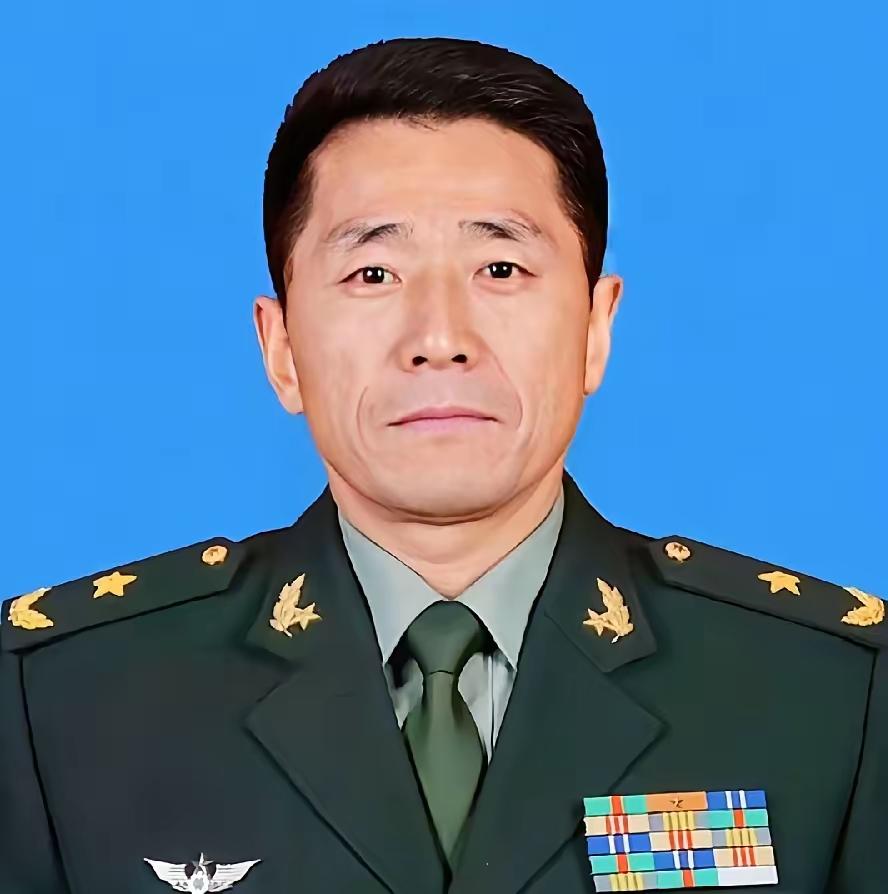 当兵的人，几乎都认识他

没当兵的，也听过他的传奇

从普通士兵到共和国少将
