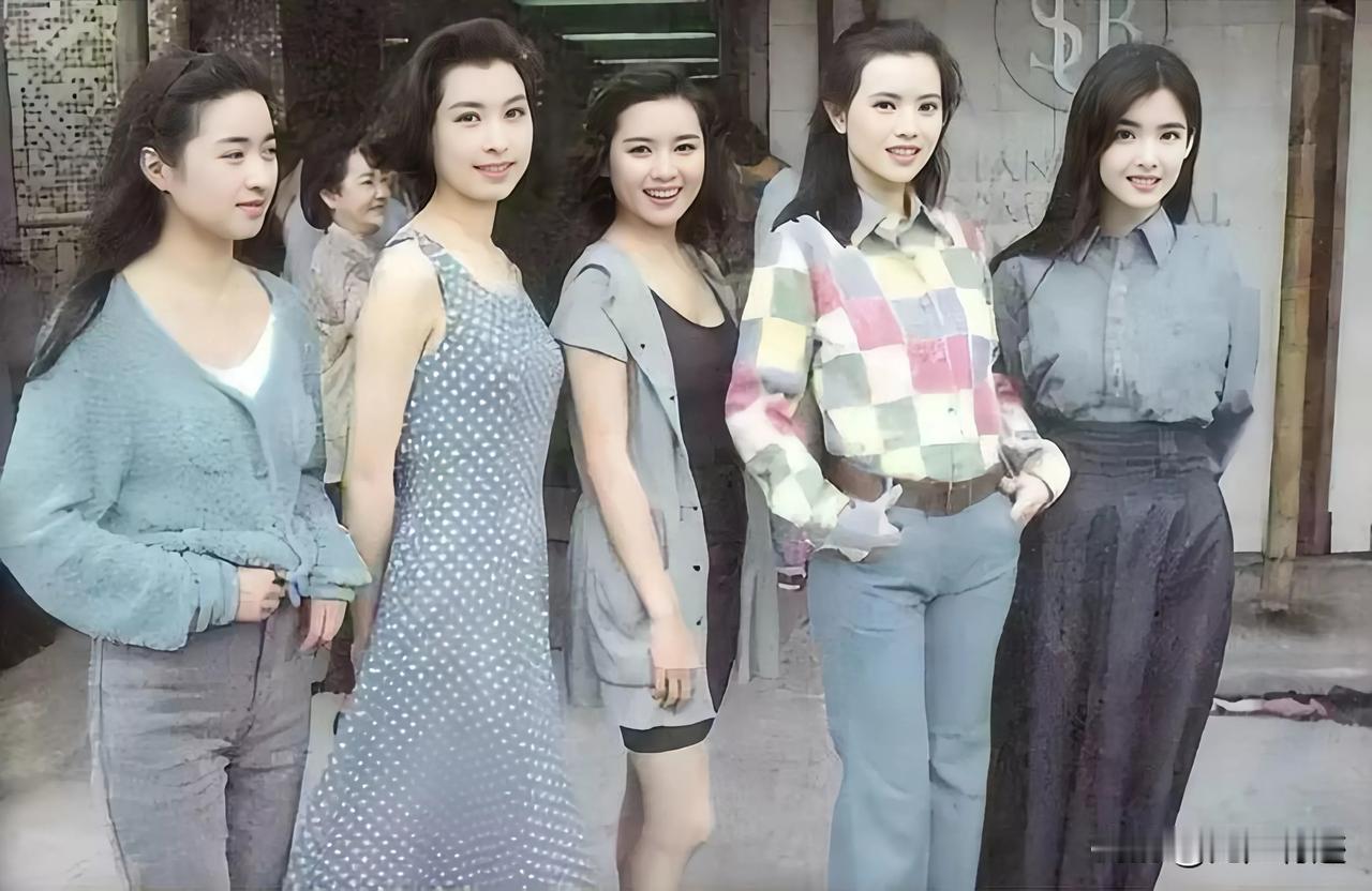 这么一看郭蔼明在这群美女里面容貌是最普通的！
郭蔼明，影帝刘青云的妻子，虽然她容