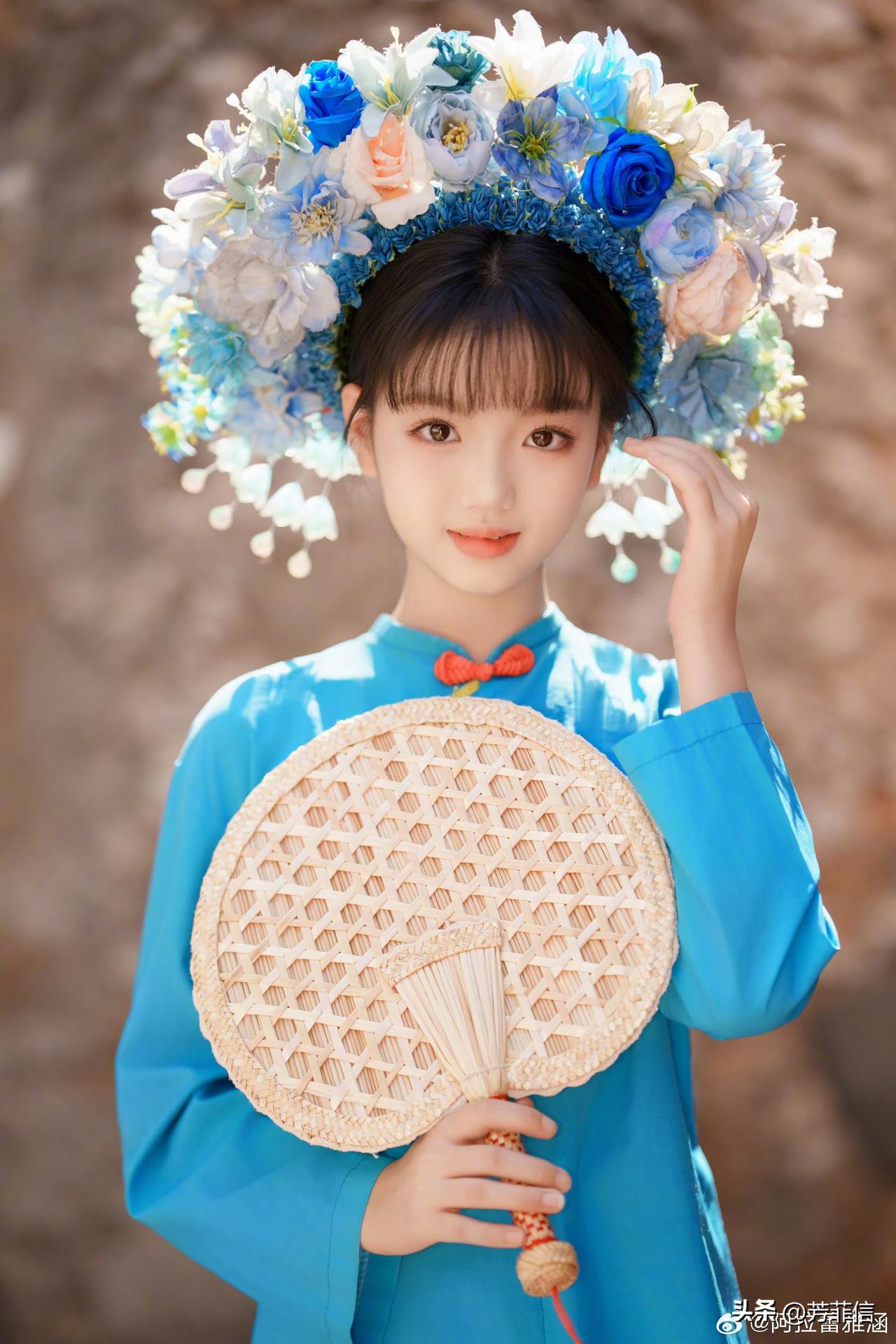 阿拉蕾这是长成田曦薇了吗？大眼睛齐刘海，吾家少女初长成。
阿拉蕾，原名崔雅涵，出