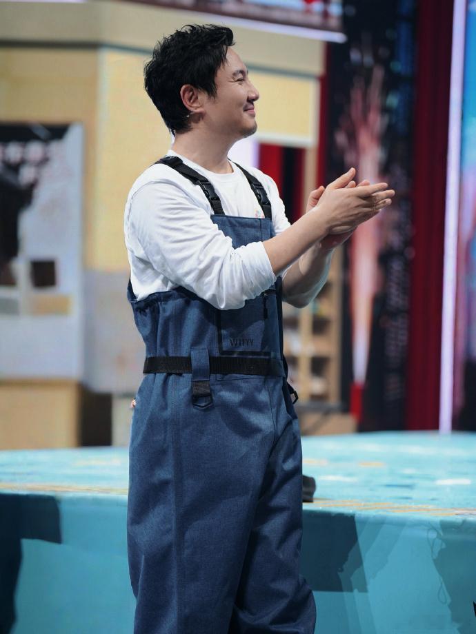 谁来给沈腾递副老花镜 笑晕！沈腾看屏幕的苦大仇深谁懂啊，本以为是飞驰人生3战术名