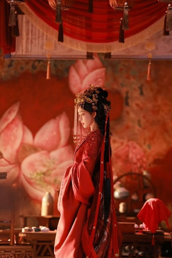 顾青姝想在宴席上揭穿步疏林的女儿身，沈汐和却早已准备了一个真正的男人。
看到这里