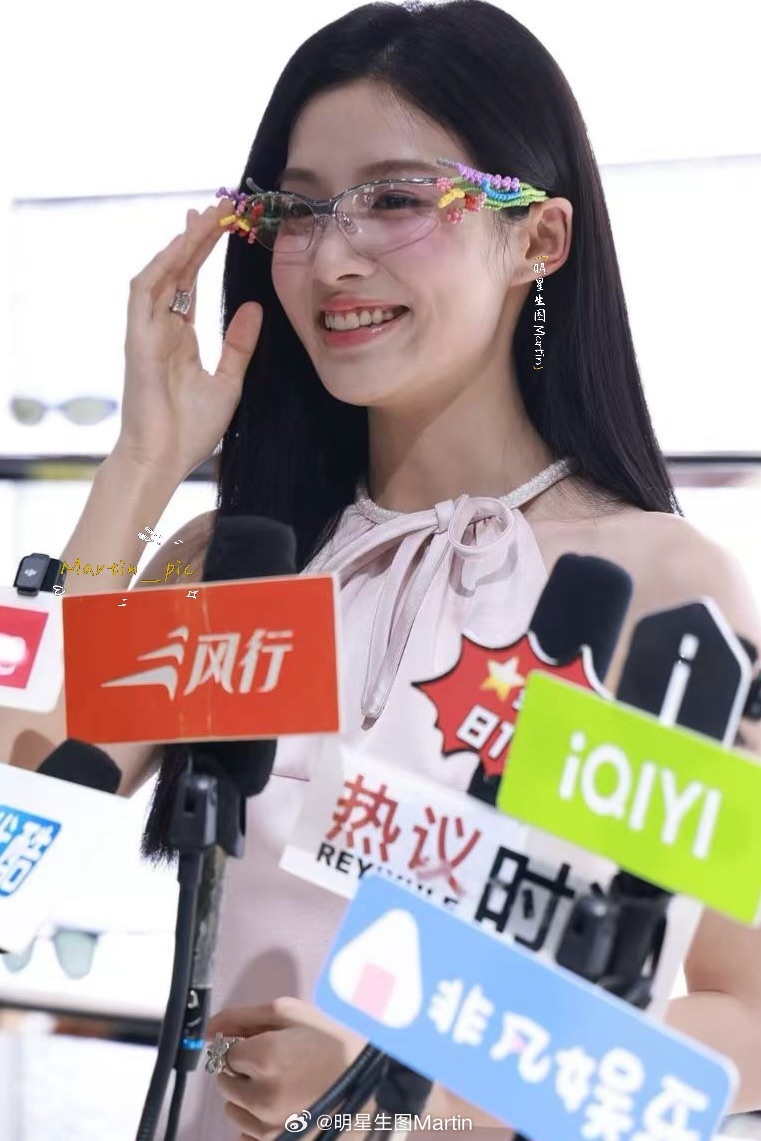 卢昱晓 卢昱晓GM品牌活动生图银边眼镜噜噜晓 真的有被美到卢昱晓上海线下活动粉裙