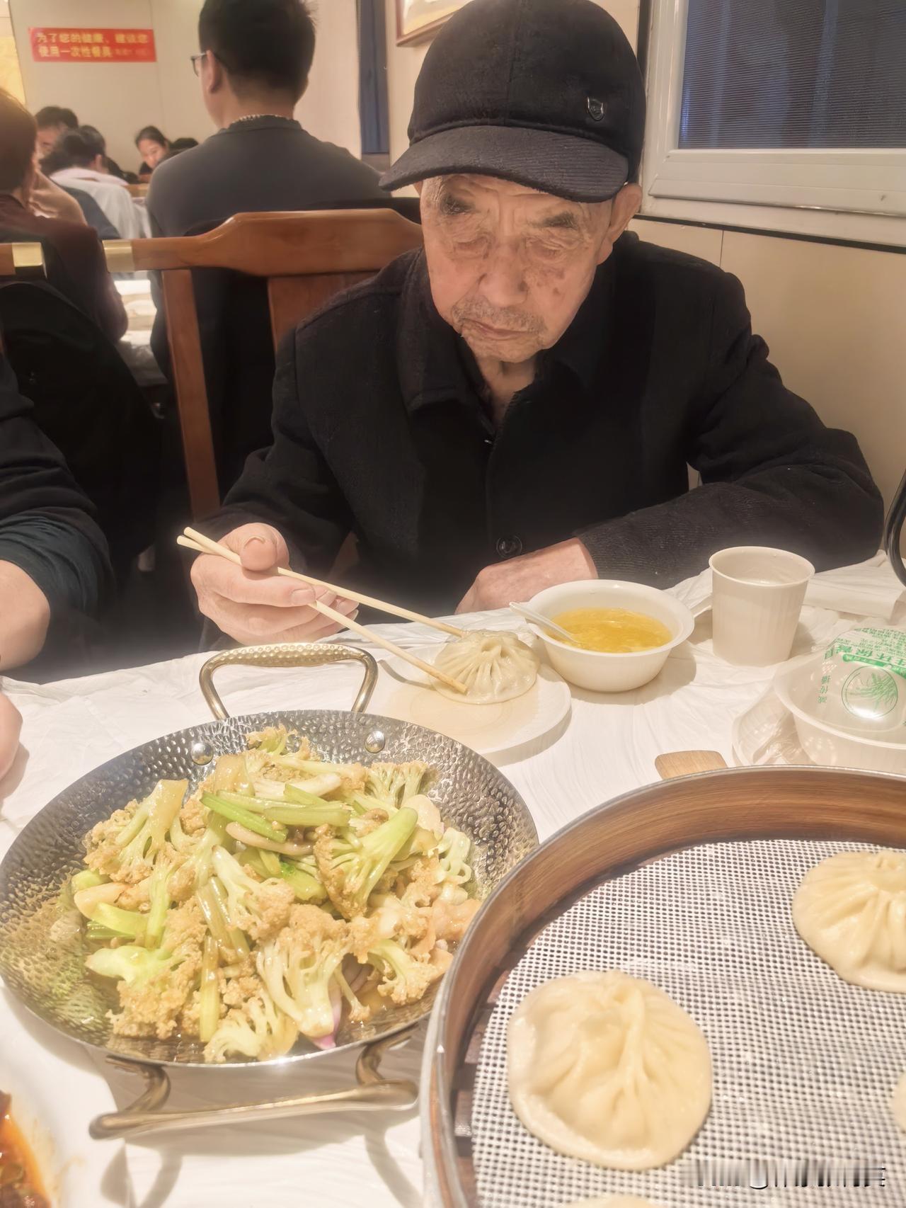 开封美食，据说是灌汤包，三马子把我们拉到了万岁山附近一个老牌灌汤包店，我们点了两