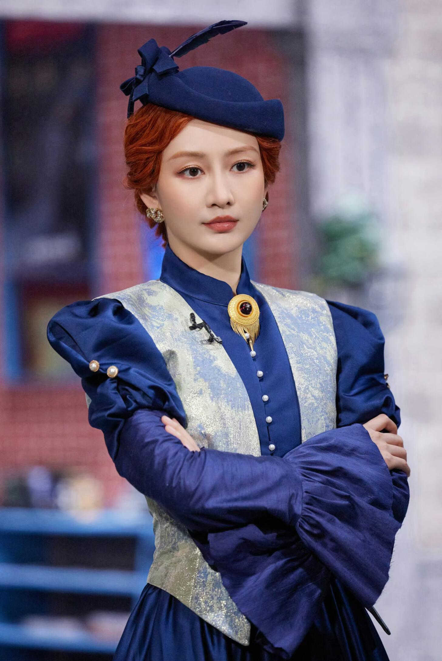王鸥不行站起来走两步吧 这一期红发蓝衣也超美的贵气华丽的侦探大小姐 