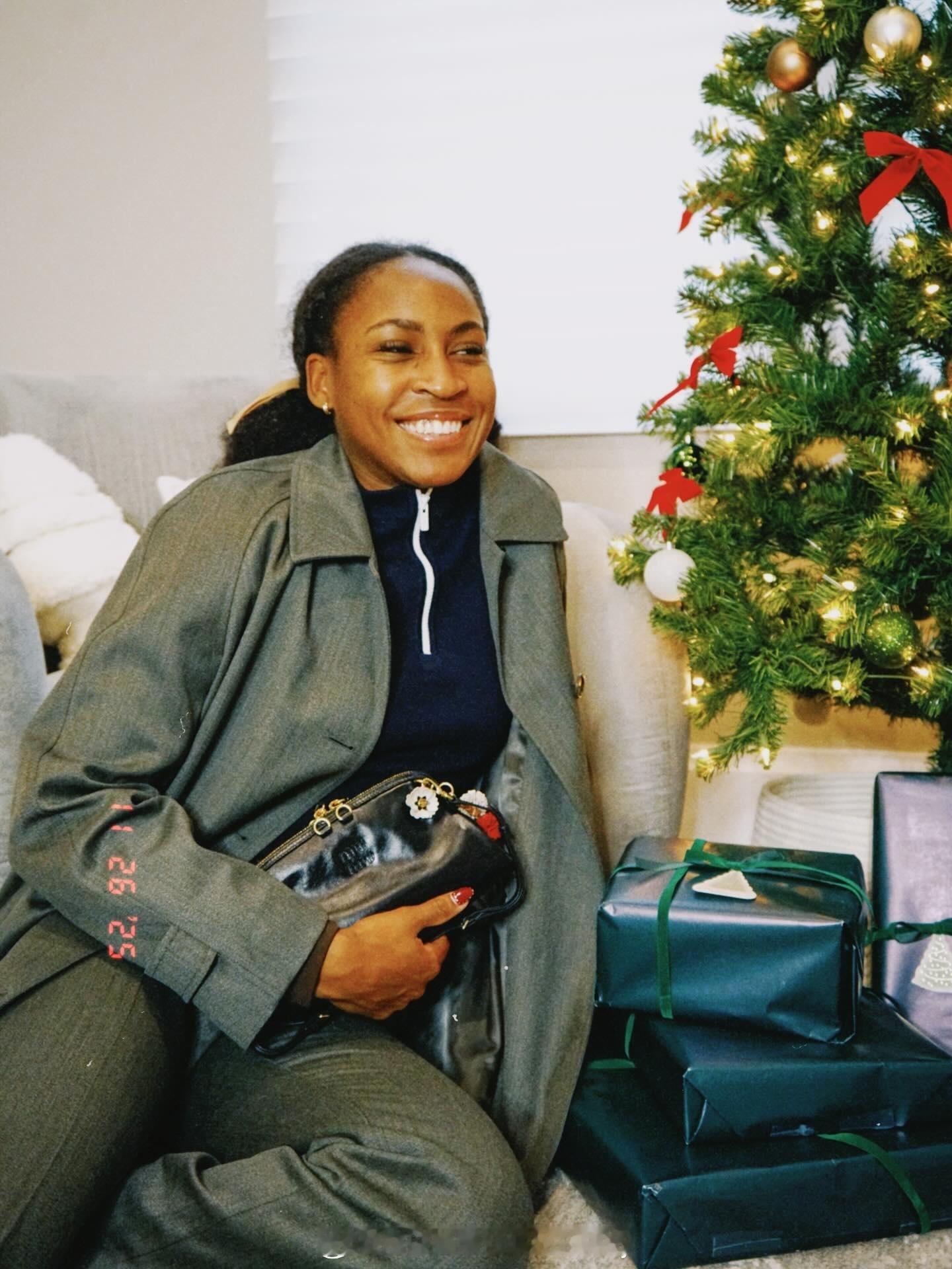 高芙这样打扮稍微成熟一点网球talking大会网球