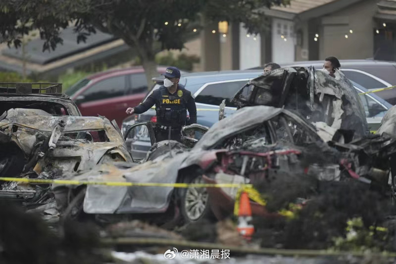 【#美国私人飞机坠毁6人全部遇难#，#美国私人飞机坠毁致15栋民宅连环烧#】当地