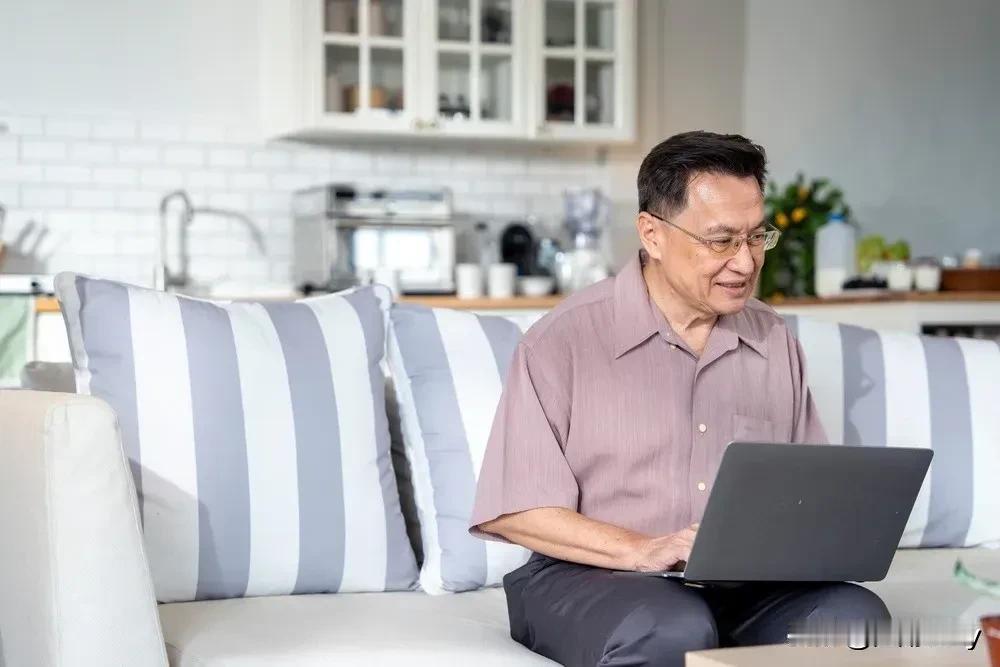 退休后，
我觉得，每天坚持写两篇微头条，也是一种精神享受啊！

近期我发现，有许