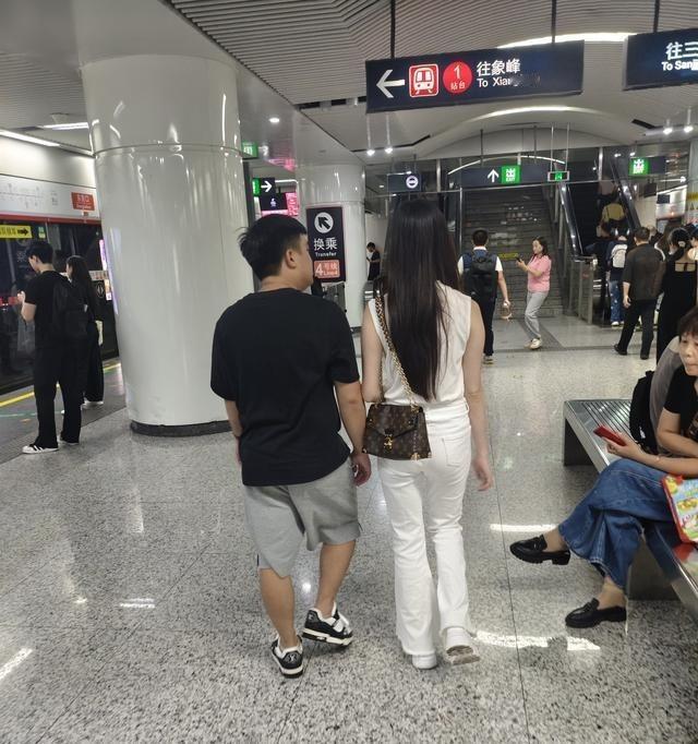 地铁上看到一男一女，女的巨好看，男的也挺帅，俩人全程搂搂抱抱，下车还手牵手。真不