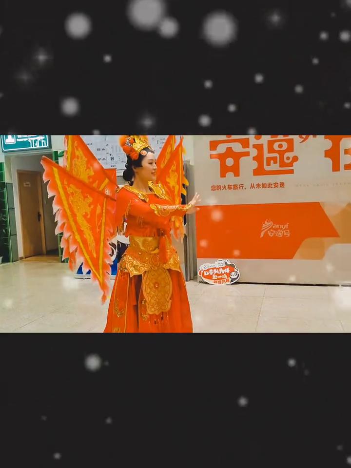 DIRECTOR导演，红星闪烁，PERFORMER演员。
