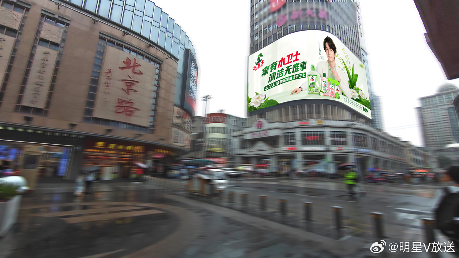 18城偶遇王一博 王一博刚官宣，品牌就安排18城联动投放。摩天轮点亮、大屏铺满、