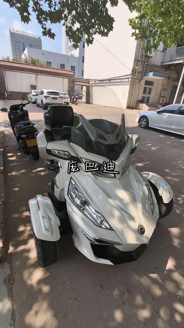 庞巴迪。