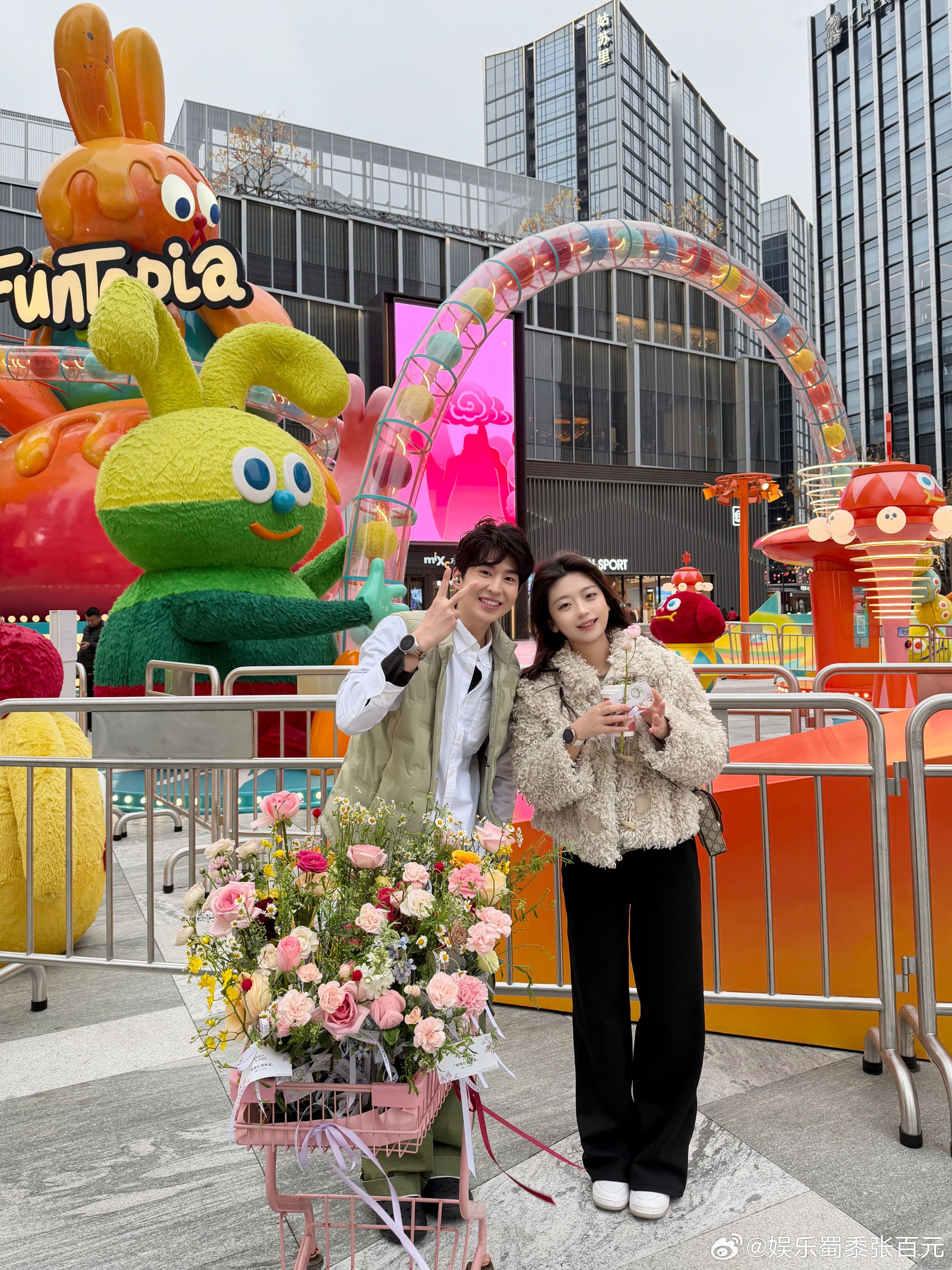 全国多地出现派花使者杭州街边随机刷新送花NPC三八节的浪漫，从街头一束鲜花开始。