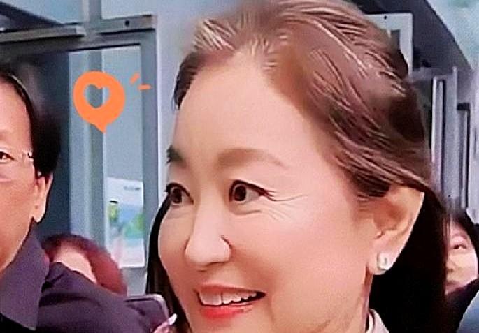 72岁的林青霞，也逃不过满头白发和皱纹。

最近她去香港中文大学演讲，简约衬衫配