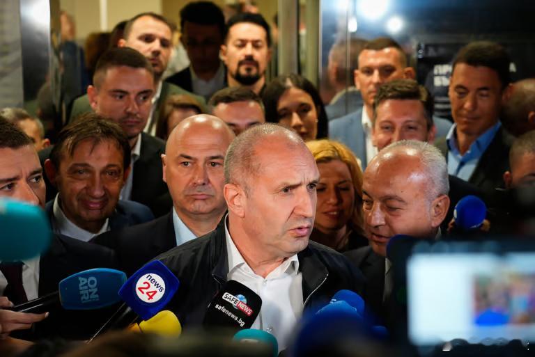 【与俄罗斯结盟的鲁门·拉德夫在保加利亚赢得压倒性胜利】（政治报）与俄罗斯结盟的前