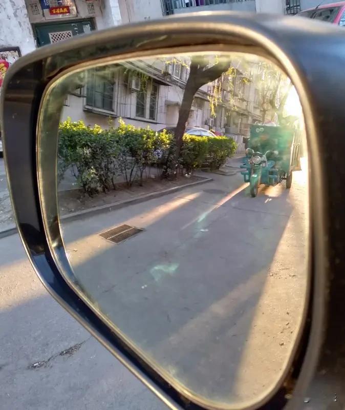 镜子里的那个人，你已经很久没好好看过了

早晨刷牙的时候，你盯着镜子，看的不是自