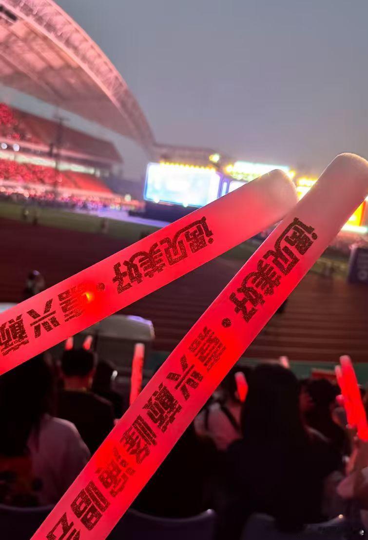 打卡「遇见美好嘉兴」巅峰演唱会！王心凌、徐怀钰、黄霄云、BY2的现场太绝了🔥！