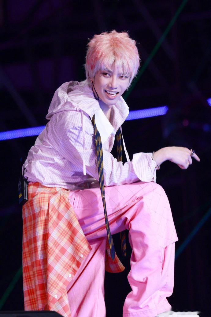 夏哲轩这波血赚！差点晕倒的小意外，换来了偶像华晨宇的铭记于心的评价～