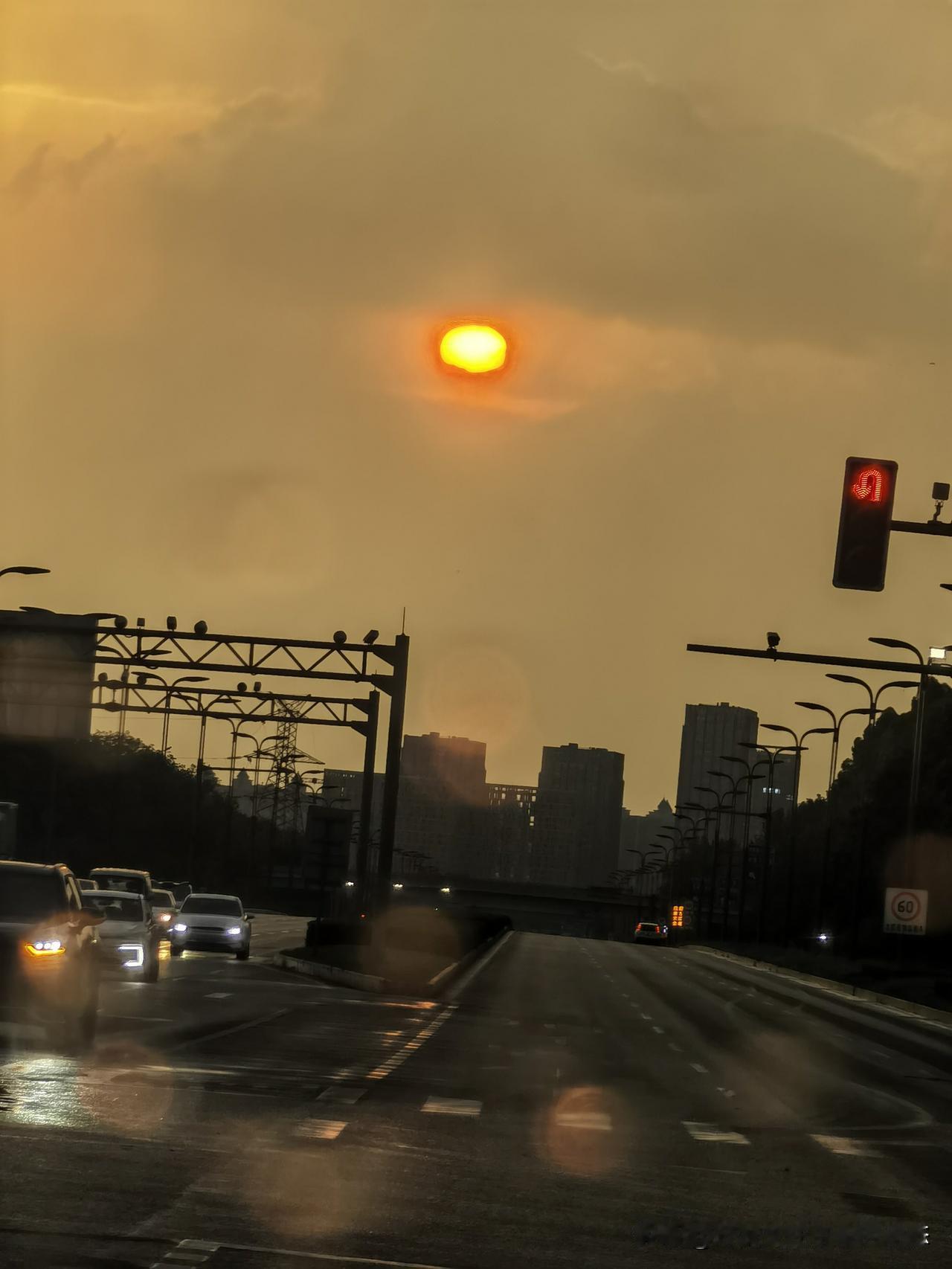 夕阳西下，车影斜长，这画面就像电影里的经典场景。让我想起在书圣故里，夕阳余晖洒下