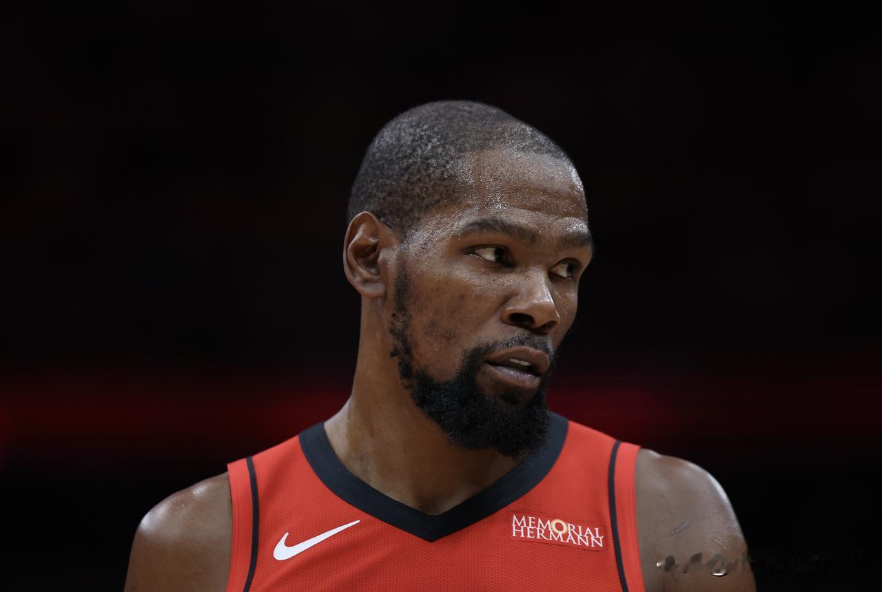 火箭半场落后灰熊，火箭在防守端太松了，完全没有把对方当回事，这样不好，造成进攻出