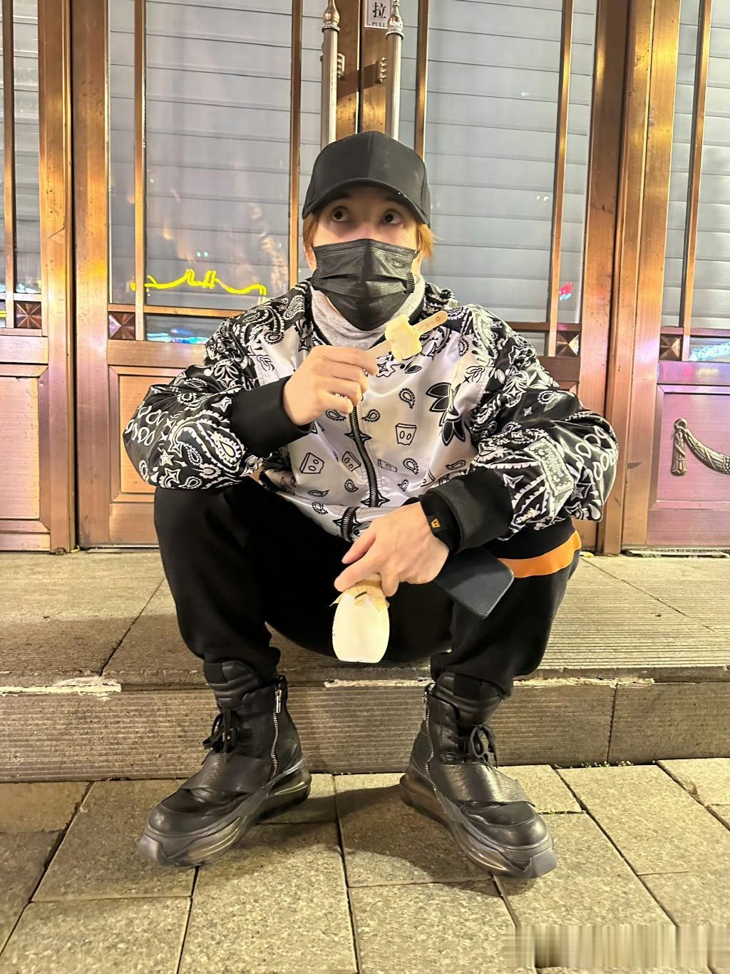 薛之谦是懂得认错的。

薛之谦哈尔滨演唱会上看到闪电了，薛之谦安慰粉丝：您要霹就