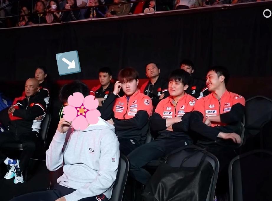 王浩低调现身观众席，来观看王楚钦的比赛，不仔细看真发现不了，他坐在角落里！旁边可